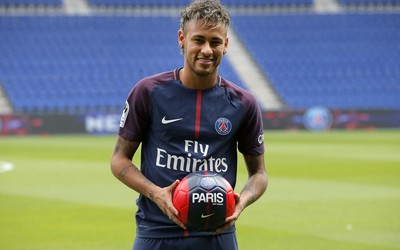 四喜娱乐焦点-乌克兰队球迷赛后堵大巴